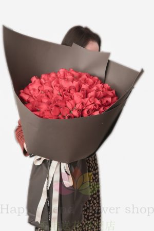 韓国の巨大な99の赤いバラの花束