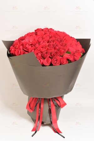ケニア産の赤いバラ99本の花束