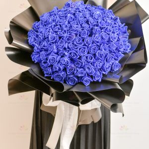 Special day (99 twinkling blue roses)
