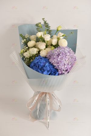 美しい（紺色のアジサイ、薄紫のアジサイ、白いキキョウ、白いピンポン菊、白い赤ちゃんの息、ユーカリ）