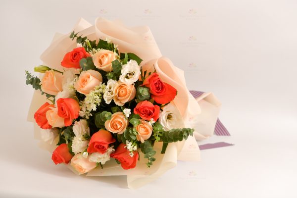 Happy Hour (8 orange roses, 8 champagne roses, white lisianthus, Bai Meiying, eucalyptus)