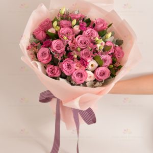 只想妳(18枝紫玫瑰，粉桔梗，小丁，粉彩星，銀絨葉)