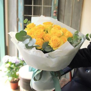 18 yellow roses