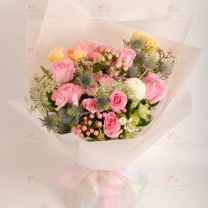 Say I Love You (Pink Rose) (: 8 imported pink roses, ping-pong chrysanthemum, small roses, pink bean fruit, Sayuri, Baifeixiang, Gao Ma, pink crystal, champagne pink platycodon)