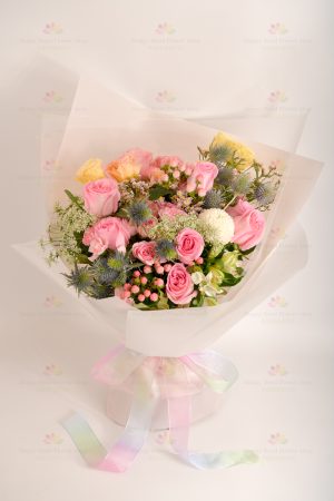 Say I Love You (Pink Rose) (: 8 imported pink roses, ping-pong chrysanthemum, small roses, pink bean fruit, Sayuri, Baifeixiang, Gao Ma, pink crystal, champagne pink platycodon)
