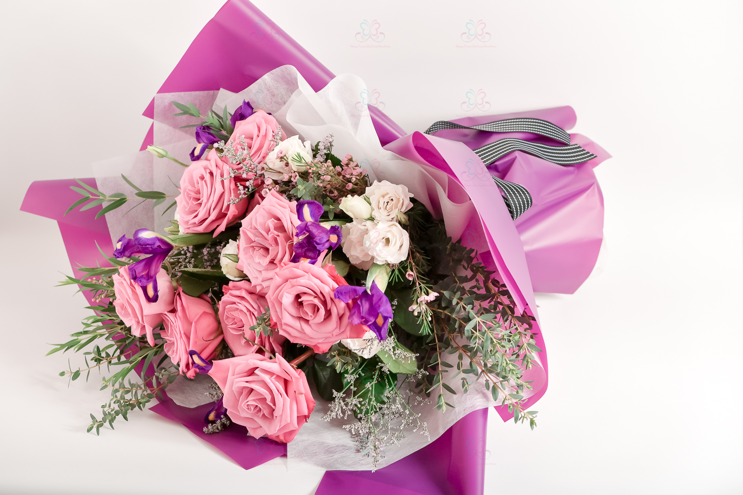 愛的使者(8支紫玫瑰、紫愛麗絲、白小玫瑰、粉臘梅、尤加利、紫彩星)
